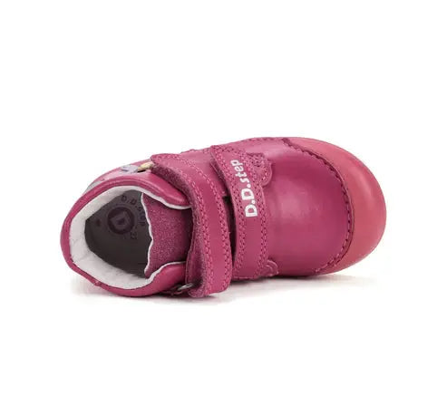 d.d.step girl first step leather shoes (s066-52737) shoes uk close up of material and stitching details